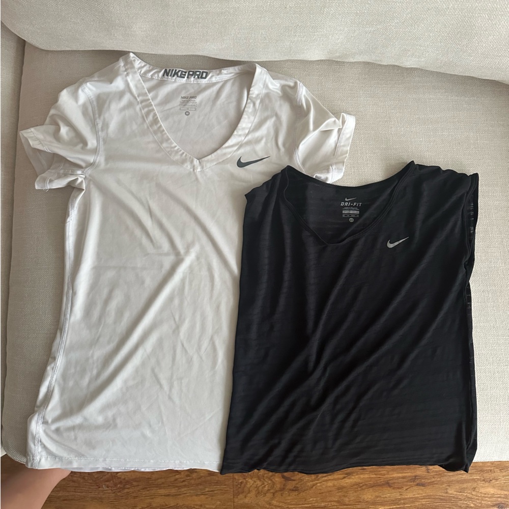 Bundle of 2 Nike Tops 🖤